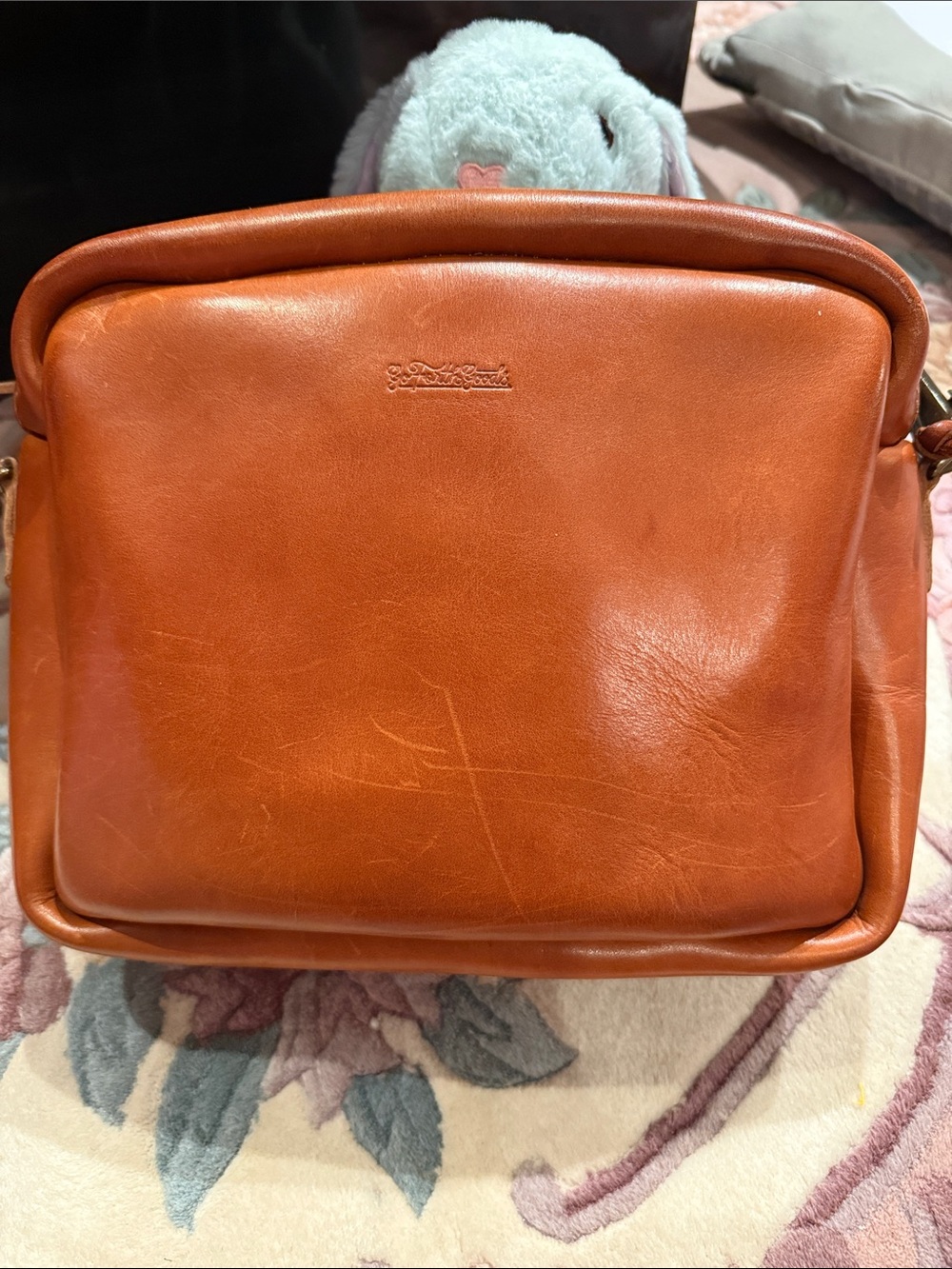 Large Sarah in Carmel, no strap but has a d ring.